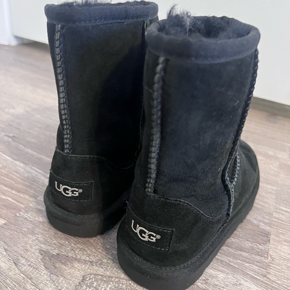Kids Ugg Classic Short II Boots - Picture 8 of 9